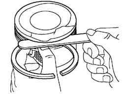 Измерение зазора между торцом нового поршневого кольца и стенкой канавки поршня