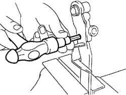 Удаление втулки вилки толкателя из педали сцепления